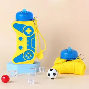 Детска гъвкава бутилка за вода, Сгъваема бутилка за вода във формата на конзола за игри, спортна бутилка с обем 600 мл за пътуване, ученици с каишка на китката
